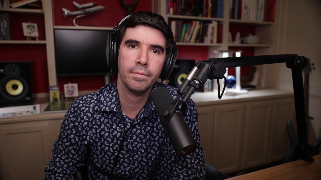 Armando J. Perez-Carreno in a navy patterned shirt talking into a microphone on episode 47 of The Web Talk Show